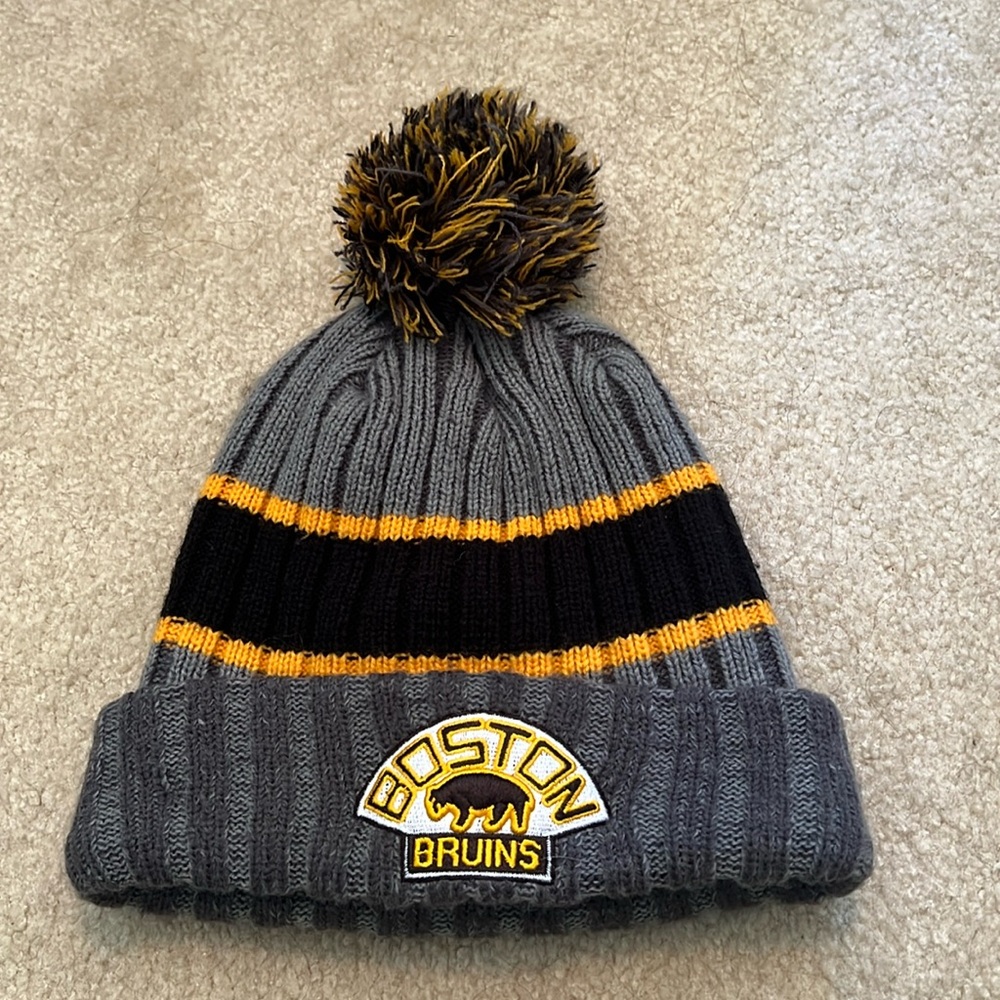 Boston Bruins winter pompom hat